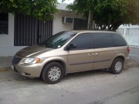 Minivan Chrysler,Voyager, modelo 2002, color dorada